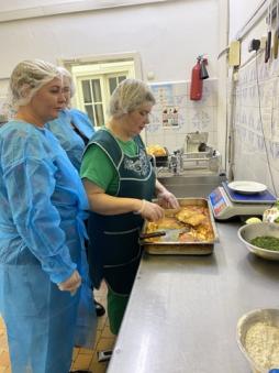 Члены комиссии при контроле за организацией питания