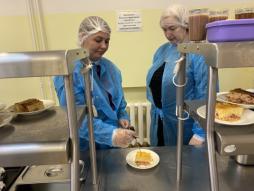 Члены комиссии при контроле за организацией питания